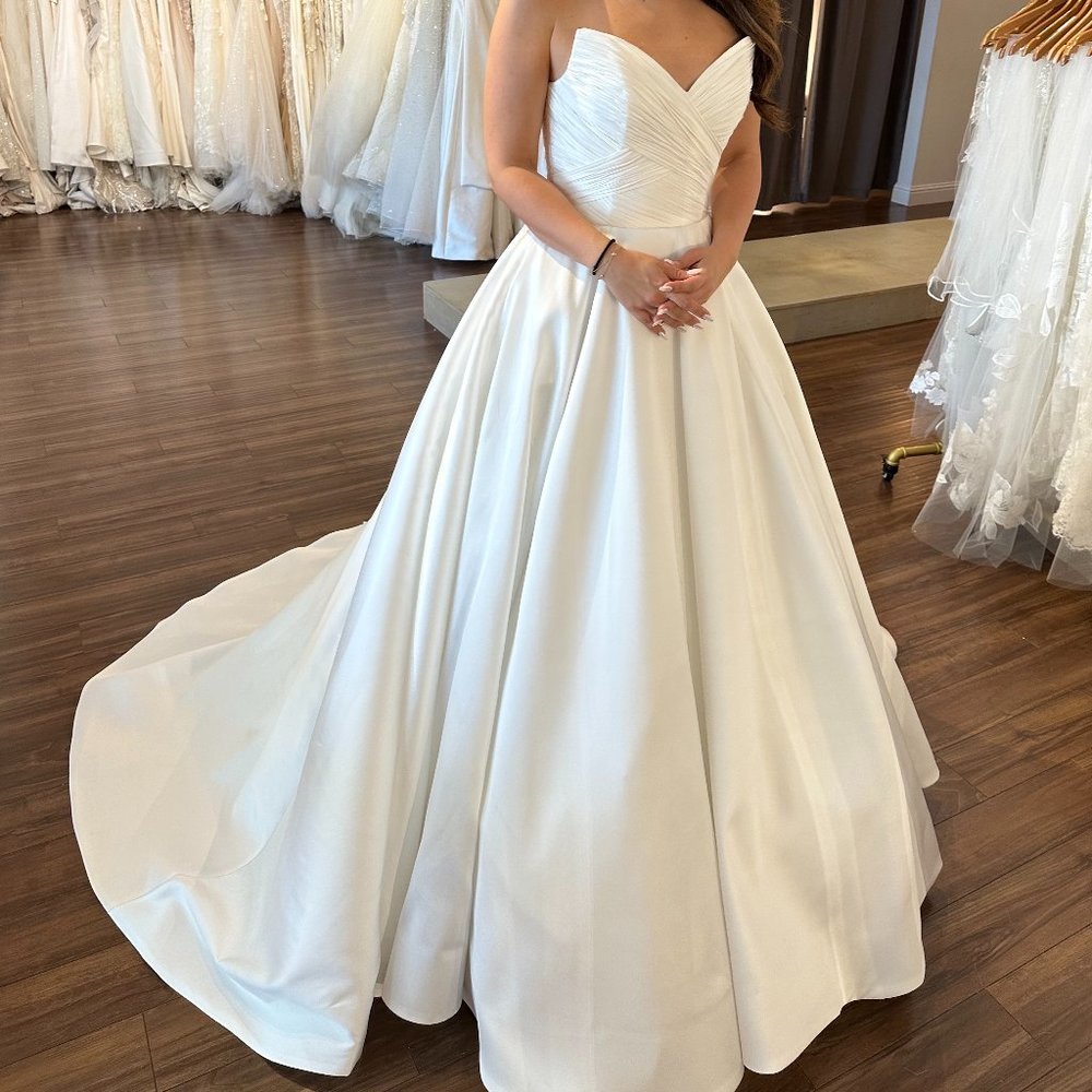 Brand new Anne Barge custom wedding gown